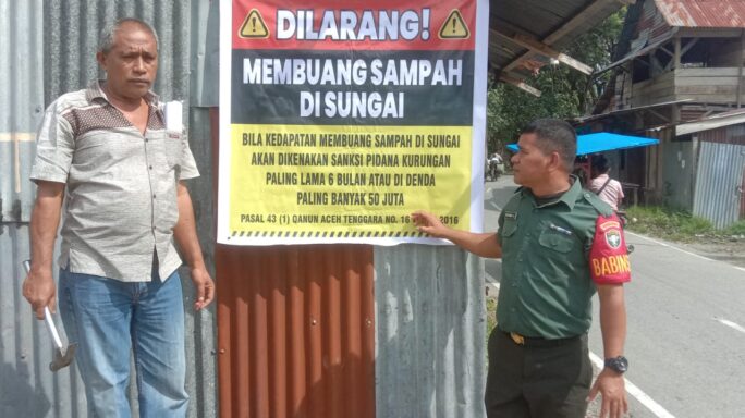 Babinsa Posramil Lawe Bulan Himbau Warga Tidak Buang Sampah Sembarangan