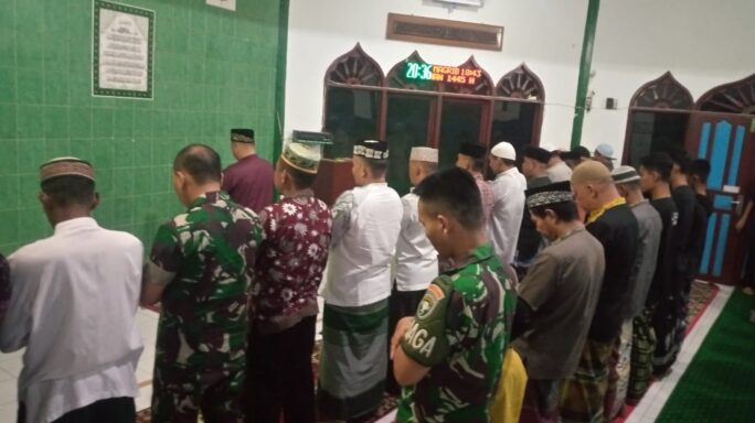 Anggota Kodim 0108/Agara Sholat Tarawih Bersama
