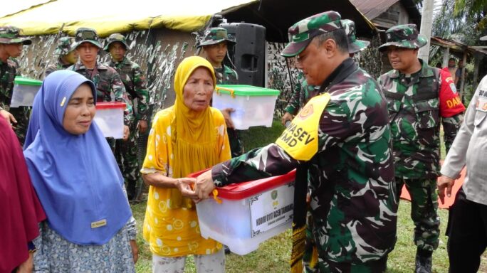 Tim Wasev TNI Bagikan Sembako Kepada Lansia, Saat Tinjau Sasaran TMMD Reguler ke-119 Kodim 0117/Aceh Tamiang