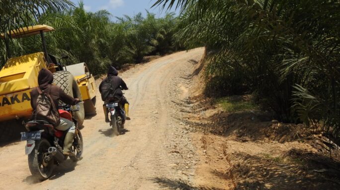 Warga Menikmati Jalan Yang Dibangun Satgas TMMD Reguler Ke 119 Kodim 0117/Aceh Tamiang.