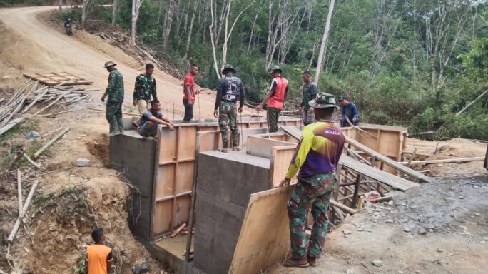 Bangun Plat Beton, Satgas TMMD Reguler ke 119 Kodim 0117/Aceh Tamiang Bersama Warga Pasang Papan Mal Dan Rangka Besi.