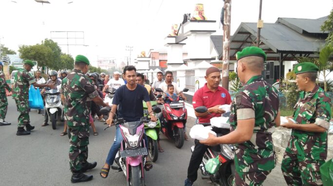 Ramadhan Berkah,Kodim 0102/Pidie Kembali Bagi-bagi Takjil Kepada Masyarakat dan Pengguna Jalan