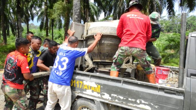 Penuh Perjuangan, Warga Bersama TNI Bahu-Membahu Pindahkan Molen.
