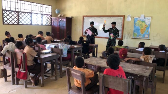 Menarik Perhatian Anggota Satgas Pamtas Statis RI-PNG Yonif 111/KB Beginilah Kondisi Sekolah Di Wilayah Terpencil Perbatasan