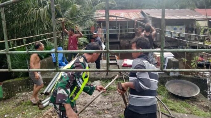 Babinsa Koramil 02/Singkil Sumbangkan Tenaga untuk Kebahagiaan Warga