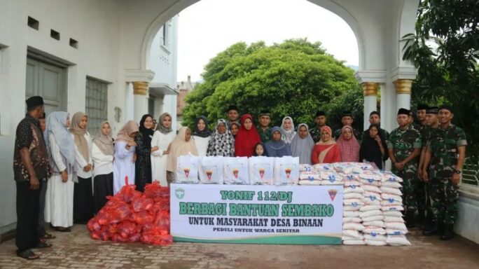 Yonif 112/DJ Adakan Bakti Sosial Berupa Pembagian Sembako