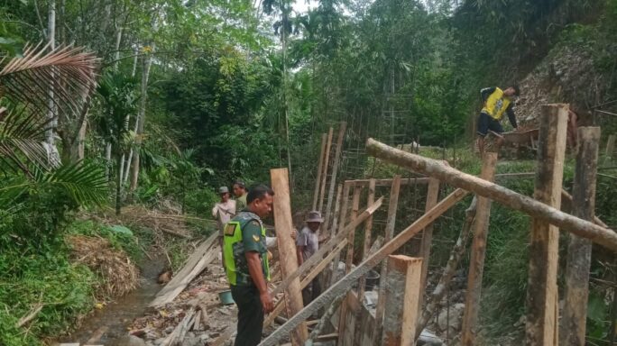Babinsa Bersama Warga Gotong-Royong Pembangunan Tembok Penahan Tanah.