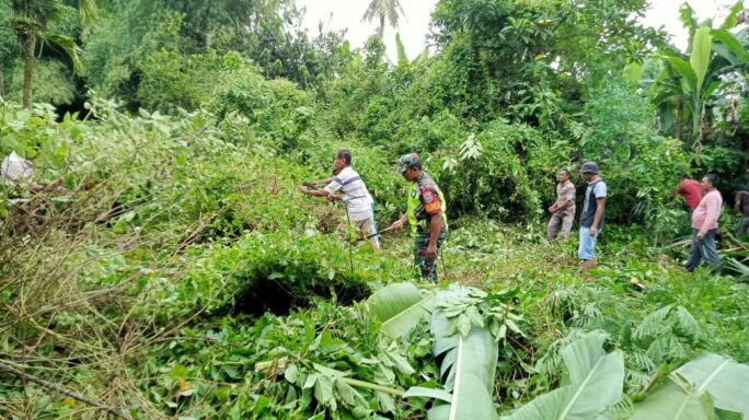 Babinsa Kembang Tanjong Bersama warga Bersihkan Lahan Kosong Supaya Produktif