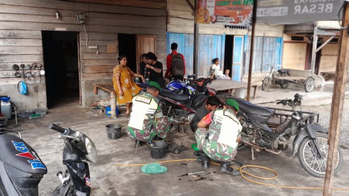 Selalu Ada Bersama Masyarakat Babinsa Bantu Perbaiki Becak Barang Warga.