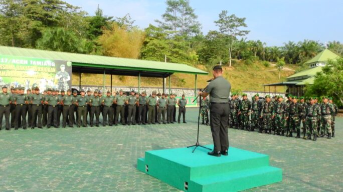 Usai Upacara Bendera, Dandim 0117/Aceh Tamiang Berikan Jam Komandan Kepada Anggota