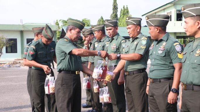 Dandim 0104/Aceh Timur Berikan Bingkisan Lebaran