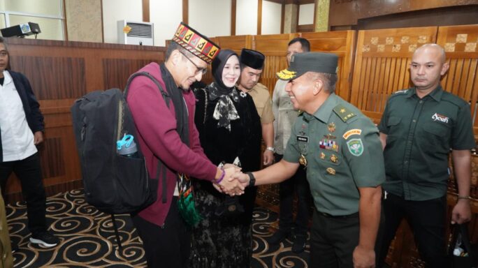 Kasdam IM Menyambut Kedatangan Menteri Pariwisata dan Ekonomi Kreatif di Aceh.