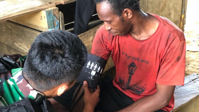 Satgas Pamtas Statis RI-PNG Yonif 111/KB Beri Pelayanan Kesehatan Gratis