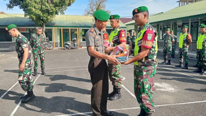 Dandim 0105/Abar Bagikan Bingkisan Lebaran Idul Fitri 1445 H Kepada Prajurit Dan PNS TNI