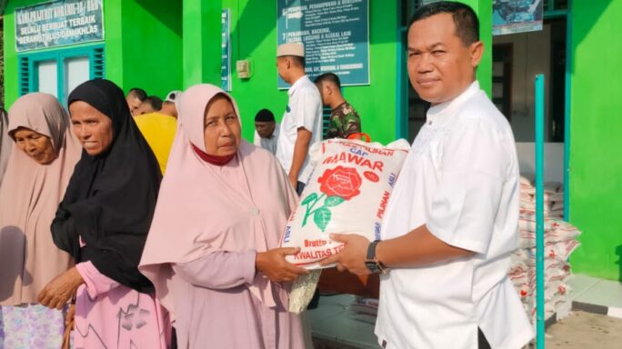 Koramil 18/Bkb Berikan Ratusan Bantuan Sembako Kepada Kaum Dhuafa