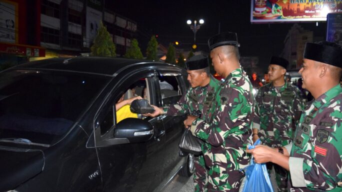 Prajurit Badak Hitam Penuh Semangat Berbagi dengan Sesama Di Bulan Ramadhan.