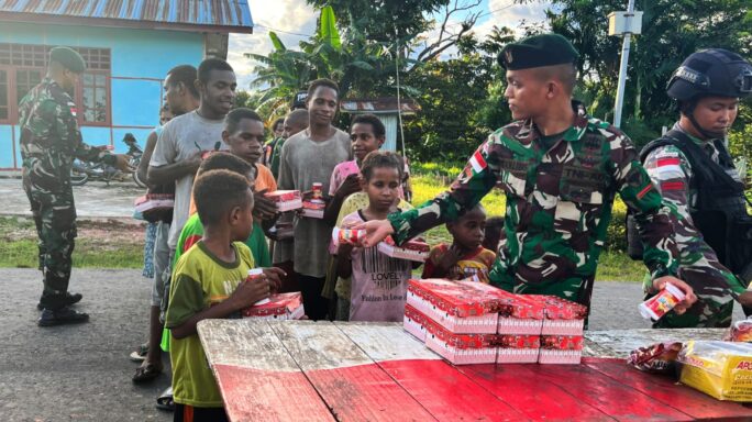 Penghujung Ramadhan Satgas Pamtas Statis RI-PNG Yonif 111/KB Bagikan Makanan