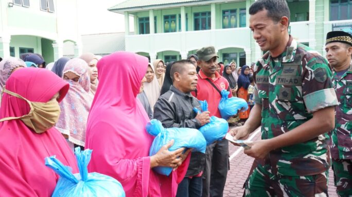 Kodim 0103/Aceh Utara Salurkan Zakat Fitrah Kepada Warga Kurang Mampu