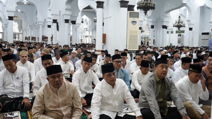 Pangdam IM dan Forkopimda Aceh melaksanakan Shalat Idul Fitri di Masjid Raya Baiturrahman.