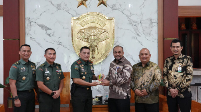 Pangdam IM menerima Audiensi dari Direksi Bank Aceh Syariah dan Rombongan.