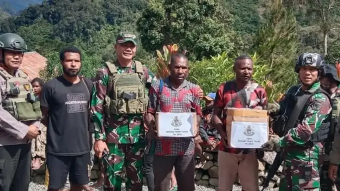 Satgas Yonif 115/ML Bersama Apkam Puncak Jaya Kunjungi Kampung Kulirik Sambil Memberikan Bantuan Sembako dan Pakaian