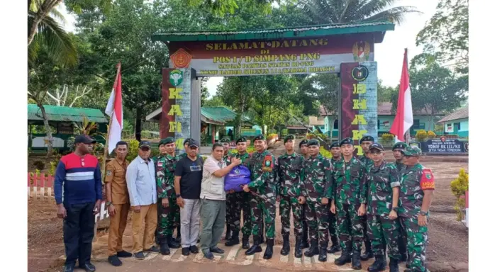 Tinggikan Moril Prajurit Pj.Sekda Propinsi Papua Selatan Kunjungi Pos Satgas Pamtas Statis RI-PNG Yonif 111/KB