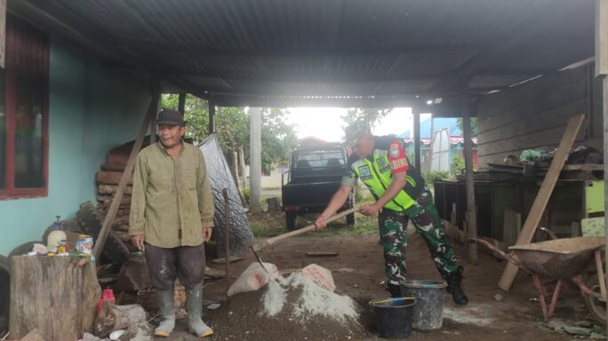 Berjiwa Sosial, Babinsa Bantu Mengaduk Semen Bangun Rumah Warga