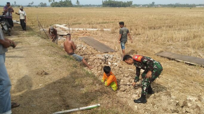 Penuhi Kebutuhan Air Di Sawah, Babinsa Gotong Royong Bersama Warga Membuat Saluran Air.