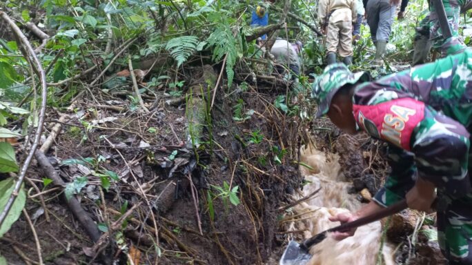 Antisipasi Terjadinya Banjir, Warga Bersama Babinsa Bersihkan Parit