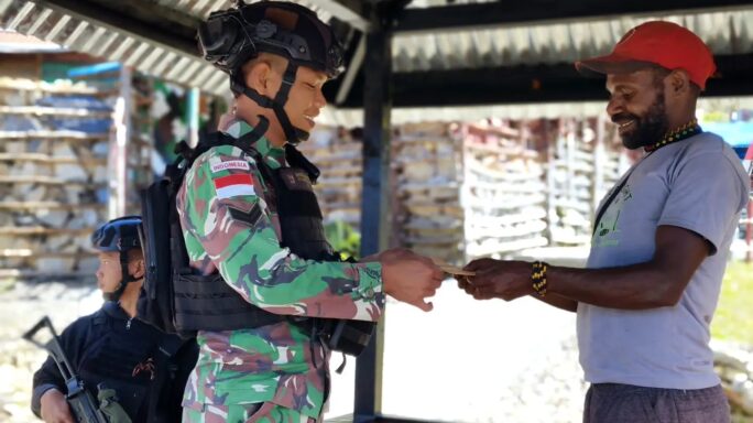 Turut Berbelasungkawa, Satgas Yonif 115/ML Beri Bantuan kepada Warga Yang Sedang Berduka