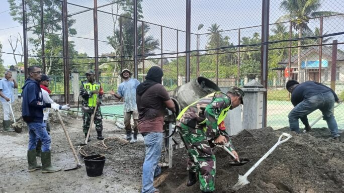 Babinsa Mutiara Timur Ajak Masyarakat Desa Dayah Usi Bergerak, Pengecoran Jalan Rabat Beton Dilakukan Secara Gotong Royong