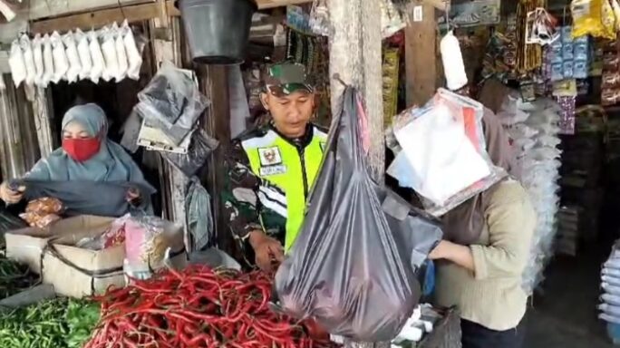 Babinsa Koramil 03/Seruway Cek Harga Sembako Pasar