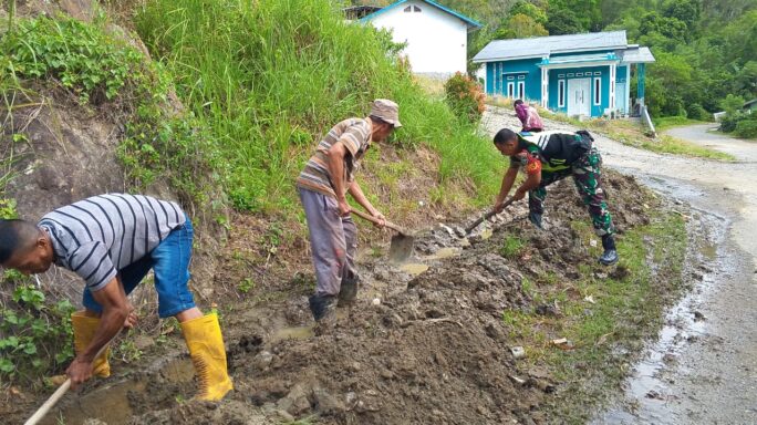 Perlancar Saluran Parit , Babinsa Bersama Warga Melaksanakan Kegiatan Gotong Royong