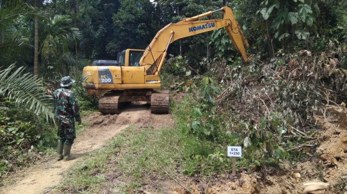 Di Hari ke 2 Satgas TMMD Reg ke-120 Kodim 0116/Nara langsung terjun Pembuatan Parit Kanan Kiri Jalan