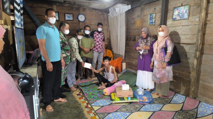 Babinsa Susoh dan Perangkat Desa Santuni Warga Sakit