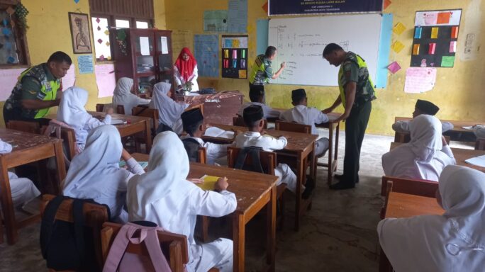 Tanamkan Rasa Cinta Tanah Air Sejak Dini , Babinsa Berikan Materi Wasbang Kepada Siswa SD.