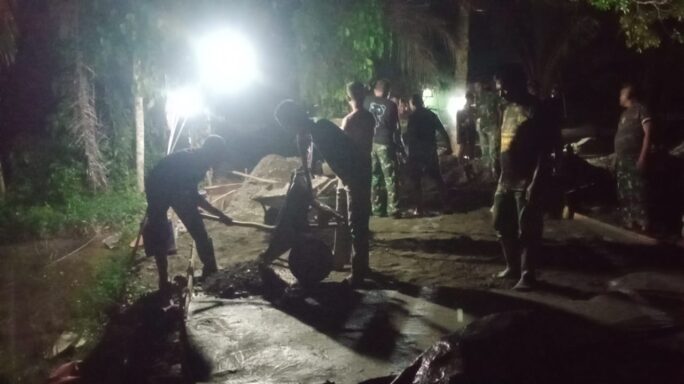 Tak Kenal Lelah Dansatgas TMMD Reguler ke-120 bersama Satgas dan Masyarakat Lembur Cor Rabat Beton yang sudah mencapai 47%