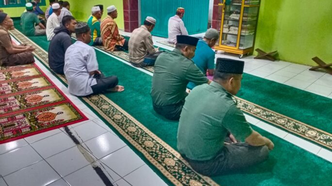 Babinsa Posramil Lawe Bulan Laksanakan Sholat Subuh Berjamaah Di Desa Binaan.