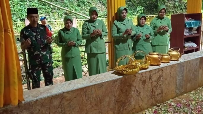 Perkuat Silaturahmi Babinsa Sambangi Warga Binaan Pembuat Kusen Pintu