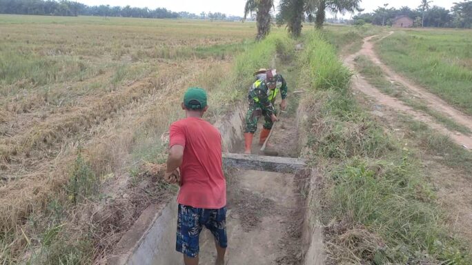Babinsa Bersama Warga Gotong Royong Bersihkan Saluran Irigasi