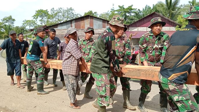 Penuh Semangat Dan Tak Kenal Lelah, Anggota Tim Satgas TMMD Reguler Ke – 120 Kodim 0105/Abar Angkat Material Pembuatan Gapura
