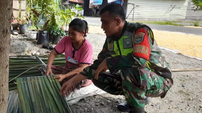 Babinsa Jalin Komsos Kepada Pengrajin Atap Rumbia Di Desa Binaan.