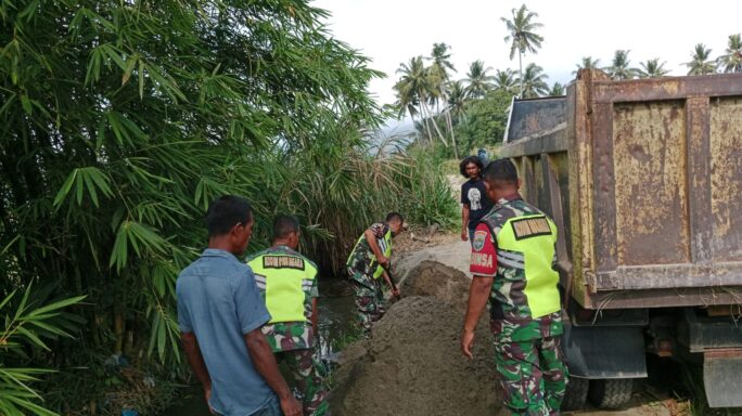 Bantu Ringankan Pekerjaan Warga Binaan, Babinsa Naikkan Pasir ke Truk