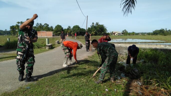 Satgas TMMD Reguler ke-120 dan Masyarakat Laksanakan Gotong Royong bersihkan bahu Jalan Menuju Lokasi TMMD