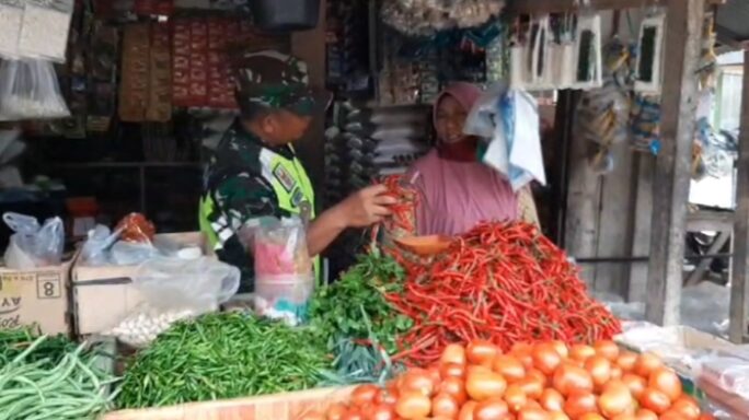 Ciptakan Keamanan Dan Pantau Harga Sembako, Babinsa Koramil 03/Seruway Sambangi Pasar Tradisional