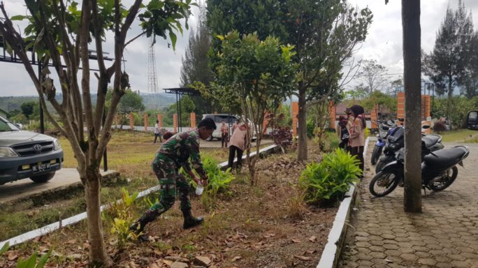 Wujudkan Kepedulian Terhadap Kebersihan Lingkungan, Babinsa Bersama Anak Pramuka Laksanakan Karya Bakti