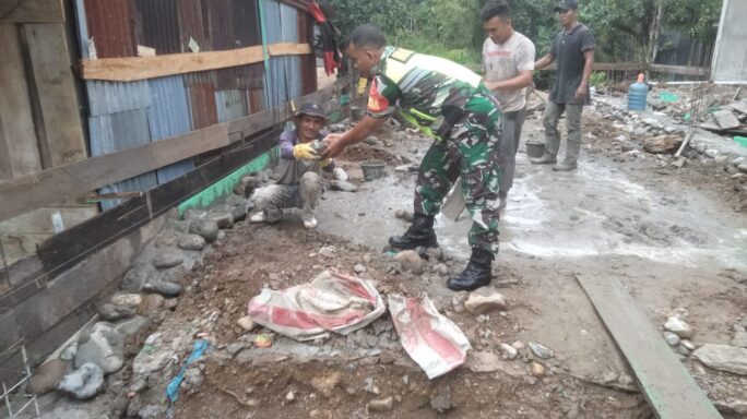 Ringankan Pekerjaan Mitra Karib Babinsa Bantu Bangun Rumah.
