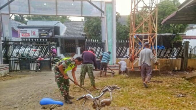 Peduli Sarana dan Prasarana Umum, Babinsa Meurah Dua Lakukan Gotong Royong Bersama Masyarakat Binaan