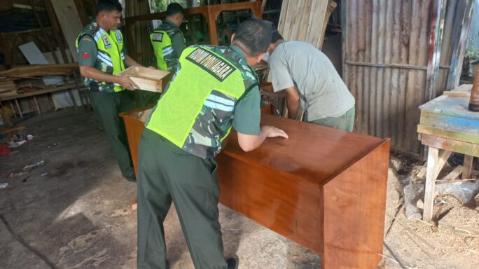 Sebagai Wujud Dukungan Babinsa Komsos Ke Pengrajin Meja Kursi.