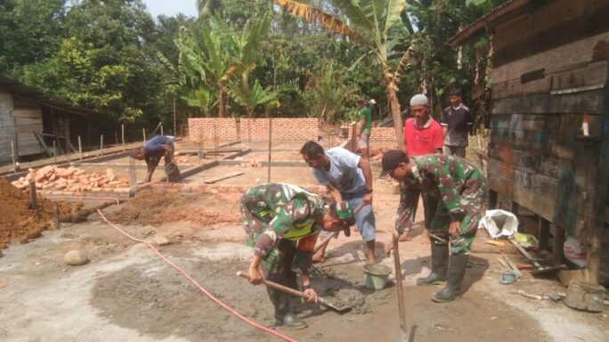 Kebersamaan Babinsa, Gotong Royong Bantu Bangun Rumah Warga